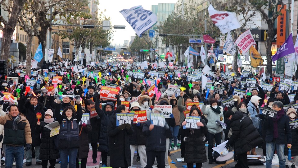 14일 윤석열 탄핵 소추안 가결이 발표되자 충북도민총궐기대회 참가자들이 자리에서 일어나 환호하고 있다. (사진=이종은기자)