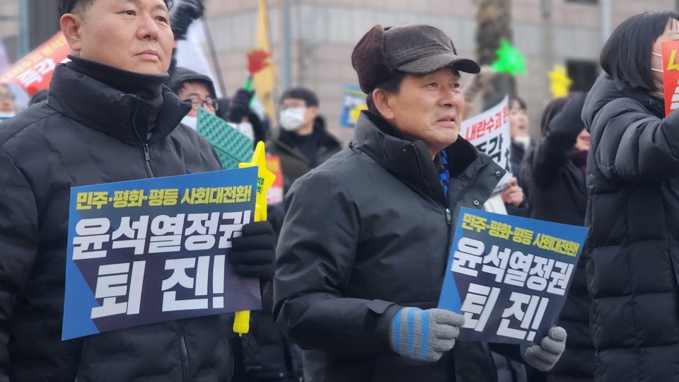 가장 먼저 탄핵 촉구 입장을 밝힌 송기섭 진천군수가 도민총궐기에 끝까지 자리했다.