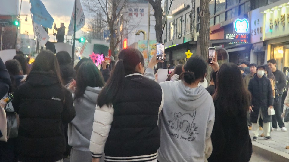 성안길 거리에 있던 청소년들이 행진 행렬로 달려 들어왔다.