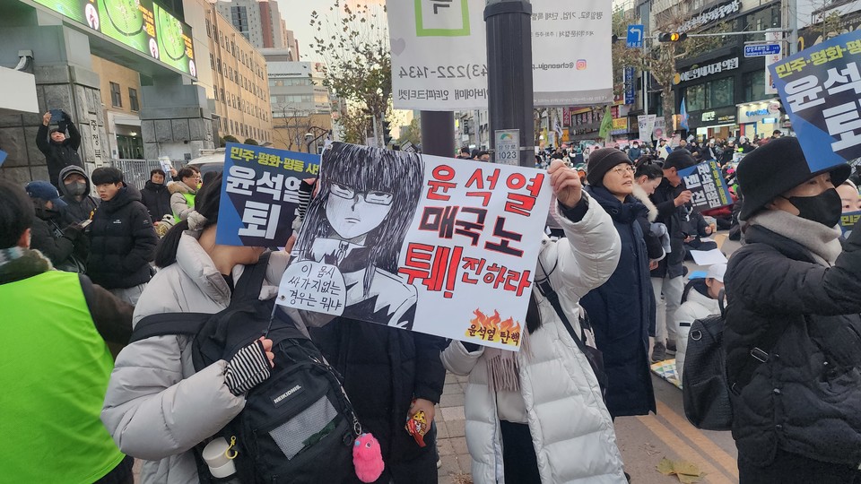 고등학생 참가자들이 직접 만든 깃발을 들고 있다