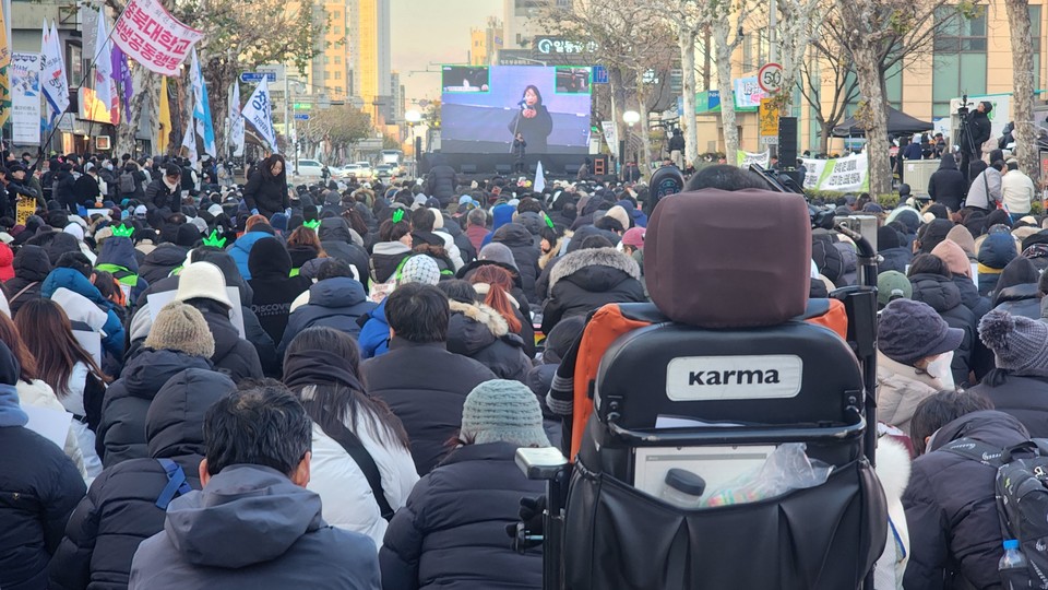 장애인차별철폐연대 장새롬 활동가가 발언하고 있다. 