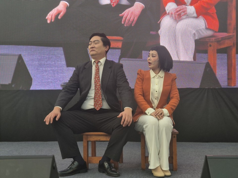 14일 충북청주에서 열린 윤석열 탄핵촉구 집회장면. 예술공장 두레가 윤석열,김건희 부부를 풍자하는 공연을 펼쳤다. (사진=김남균 기자)