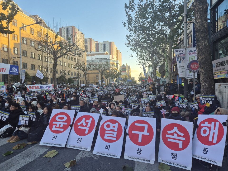 진천비상행동 회원들이 "윤석열 구속해"라는 피켓을 들고 있다. (사진=김남균 기자)