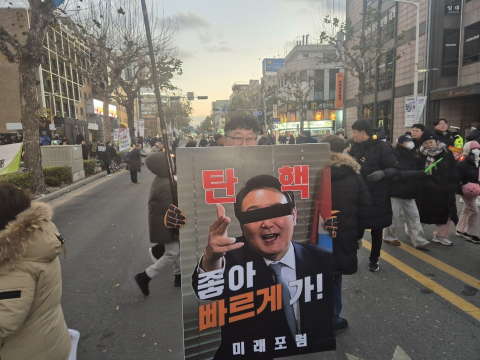 한 시민이 "탄핵! 좋아 빠르게 가"라고 적힌 피켓을  들고 있다. (사진=김남균 기자)