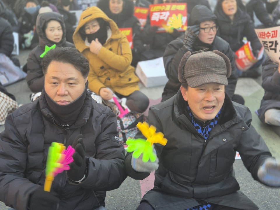 14일 송기섭 진천군수는 충북 청주에서 진행된 '윤석열 탄핵 충북도민 총궐기대회'에 참석해 시민들과 자리를 함께했다. (사진=김남균 기자) 