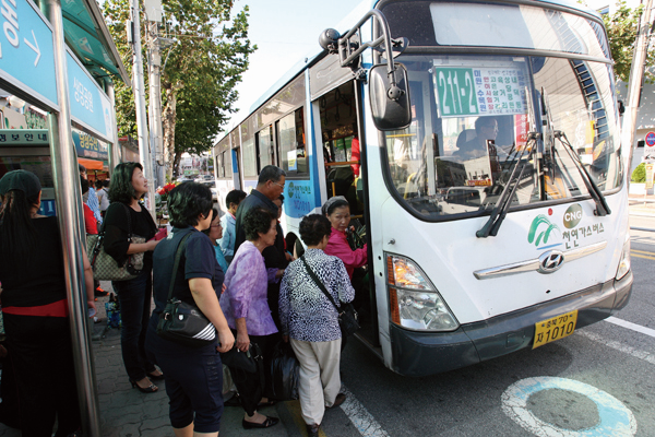 수억원의 보조금을 편취한 청주시내버스 일부 회사에 대해 청주시 행정처분이 임박한 가운데 면허취소나 정지, 보조금사업자 배제 등 강력한 조치를 취해야 한다는 의견이 나왔다. (사진은 특정 기사와 관계없음, 충북인뉴스DB)