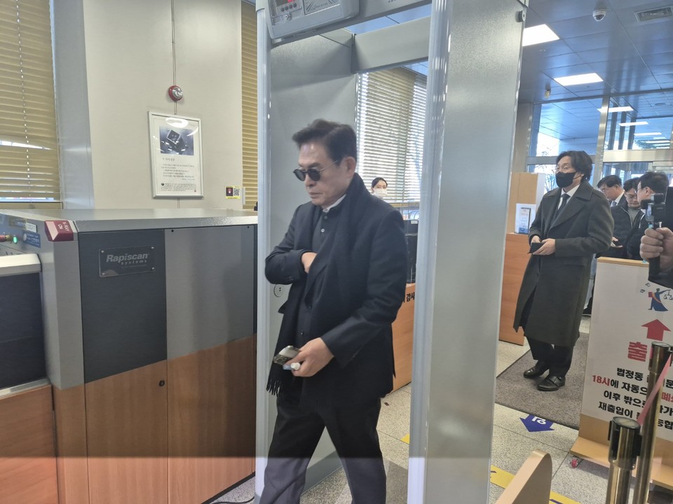 지난 12월 10일, 정우택 전 국회부의장이 재판을 받기 위해 청주지방법원 검색대를 통과하고 있다. (사진=김남균 기자)