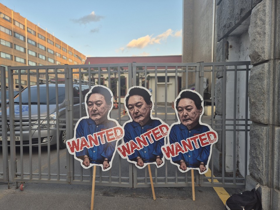 지난 14일 충북도청 정문에 설치된 윤석열 대통령 관련 피켓 (사진=김남균 기자)