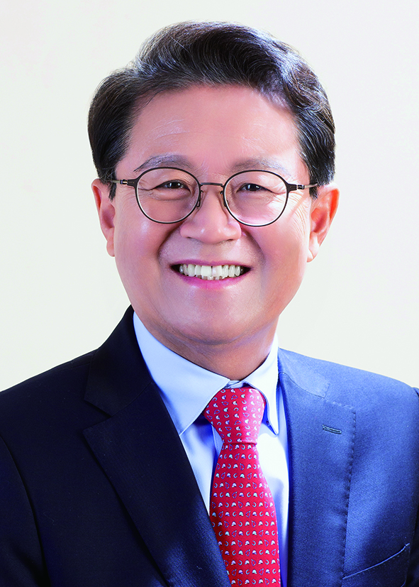 충북 청주출신 윤갑근(법무법인 청녕) 변호사가 윤석열 대통령 변호인단 합류설에 “아직 결정된 것이 없다”는 입장을 밝혔다.