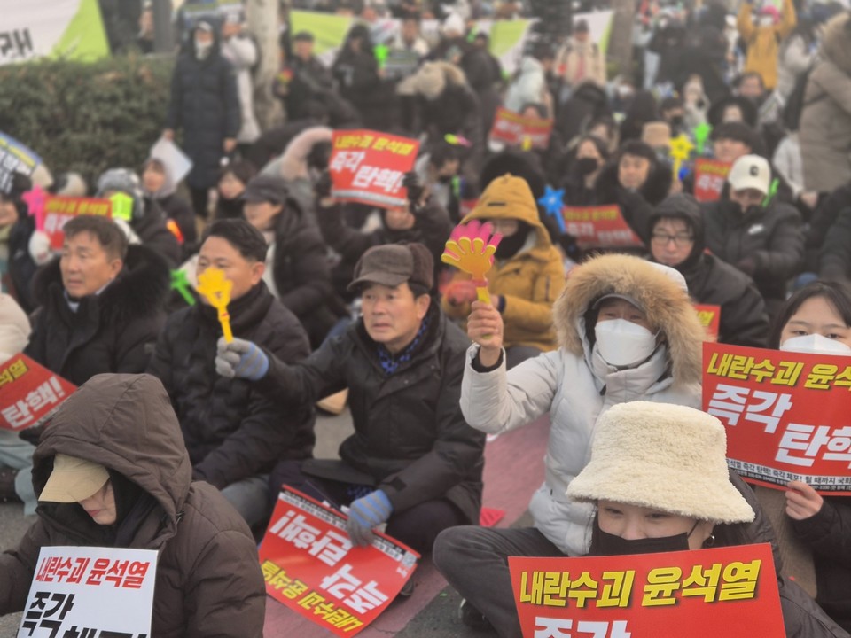 지난 14일 충북도청 서문에서 열린 '윤석열 탄핵, 충북도민총궐기대회'에 참가한 송기섭(가운데) 군수. (사진=김남균 기자)