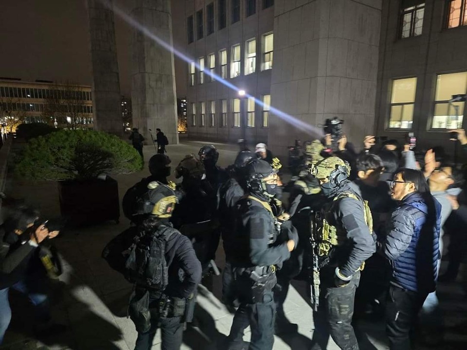 12월 3일 비상계엄 선포 3시간 전 윤석열 대통령은 서울 삼청동 대통령 안가에서 조지호 경찰청장등에게 비상계엄 관련한 지시사항을 전달했다.