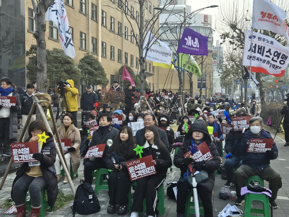 21일 오후 4시 충북도청서문앞에서 ‘윤석열 퇴진! 민주·평화·평등 사회대전환! 충북비상시국회’(이하 충북비상시국회의)가 주최하는 제9차 충북도민시민대회가 시민 600여명이 참여한 가운데 진행됐다. (사진=김남균 기자)