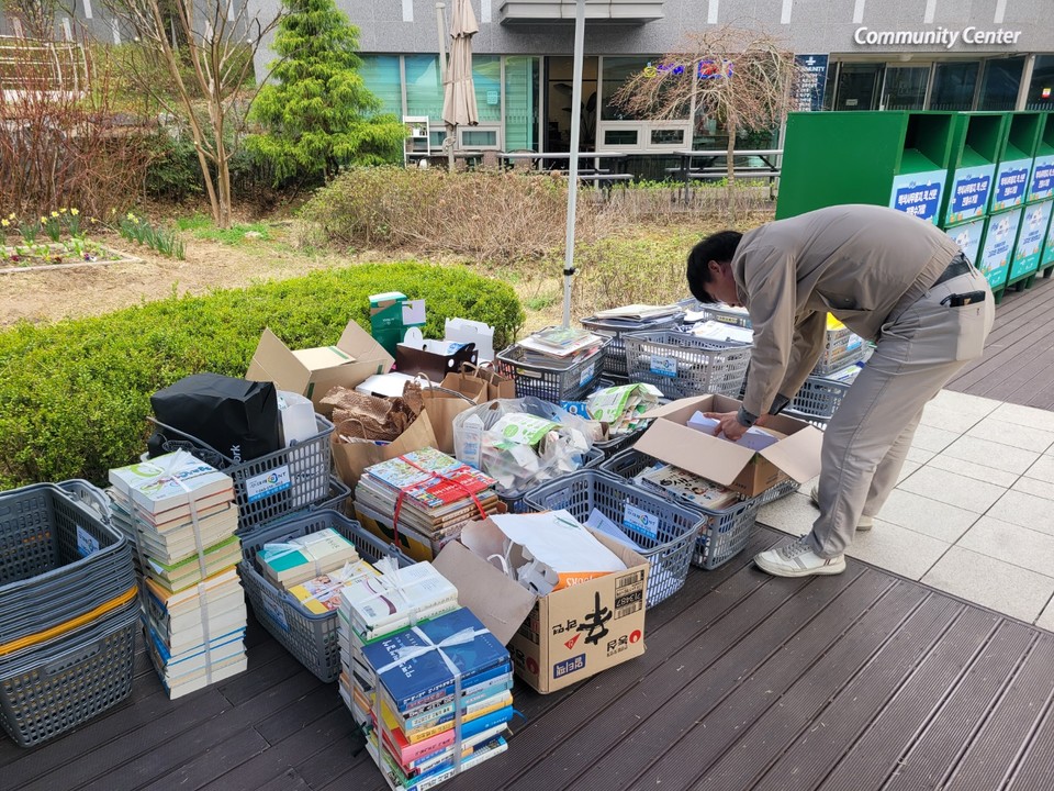 자바캠페인 운영 단체가 진행한 식목일 맞이 종이분리배출 체험 행사 모습. (사진=충북인뉴스DB)