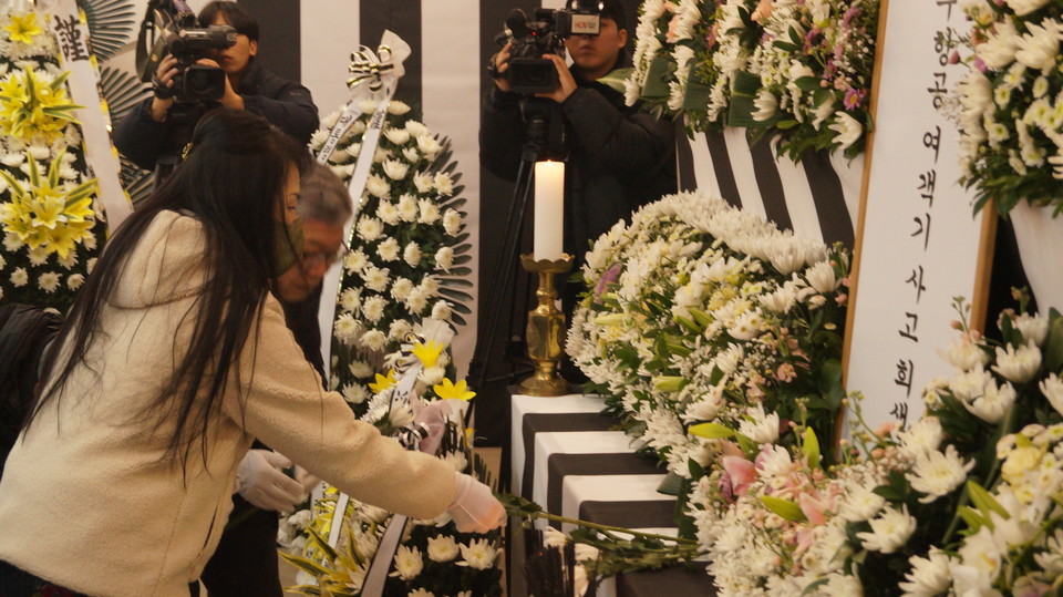 오송참사 유가족이 충북도청에 마련된 합동분향소에 헌화하고 있다. (사진=이종은 기자)