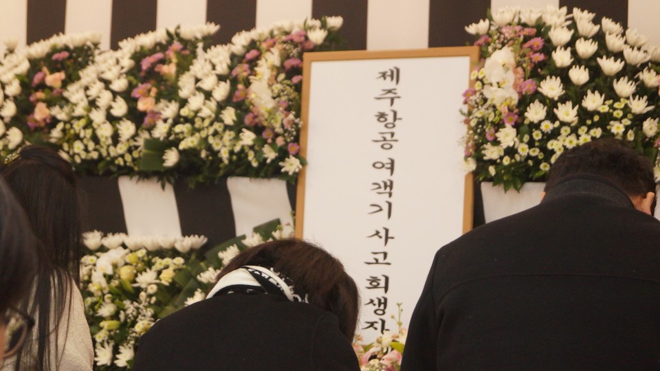 31일 오송참사 유가족·생존자 협의회와 대책위가 제주항공 참사 합동분향소를 방문했다.