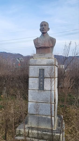 청주시 가덕면 소재 옛 가덕중학교 자리에 있던 신홍식 선생 동상 모습(사진제공=박진희 충북도의원)