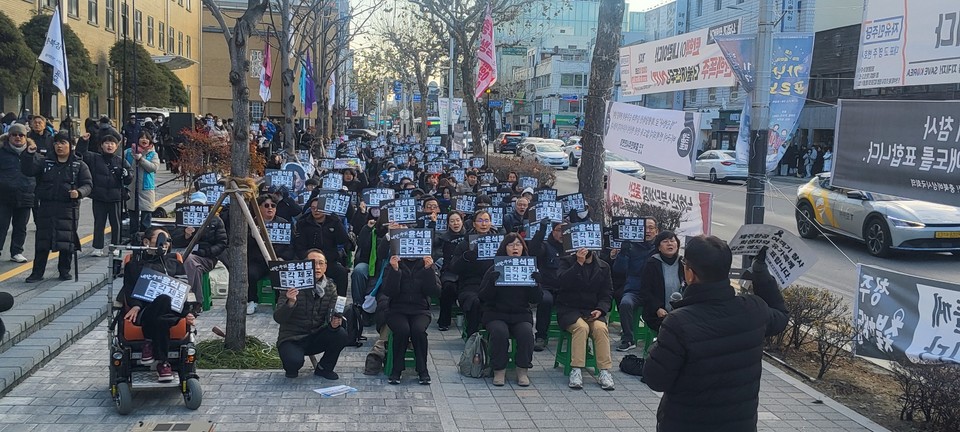 충북비상시국회의는 4일 충북도청에서 열 한 번째 충북도민시국대회를 개최했다.