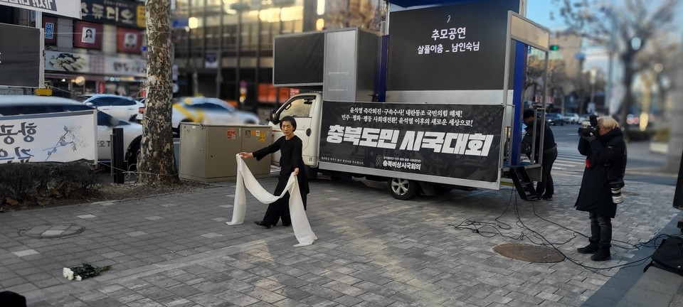 남인숙 씨가 제주항공 참사 희생자를 추모하는 살풀이춤을 추고 있다.