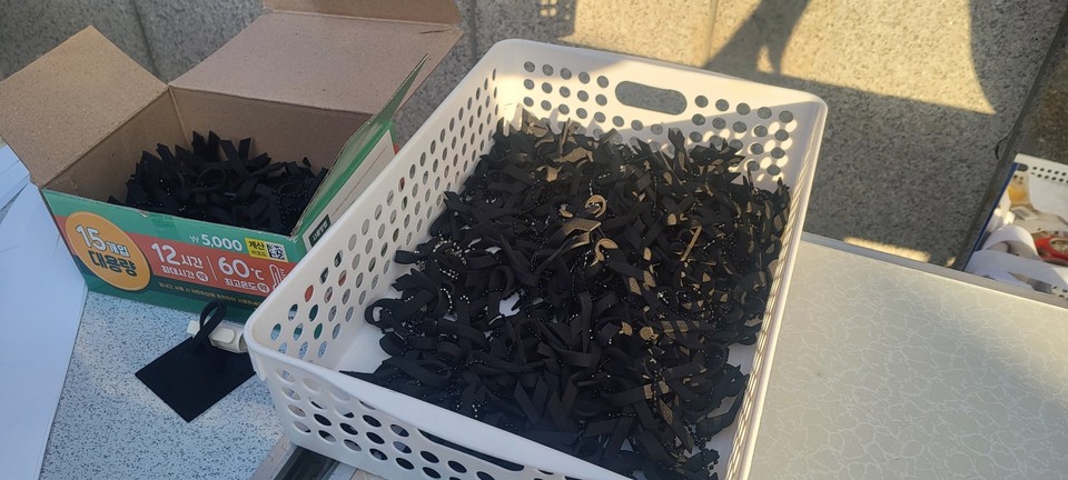 4일 충북비상시국회의는 제주항공 참사 희생자를 추모하기 위해 검은색 리본을 제작, 시국대회 참가자들에게 나눠줬다. 