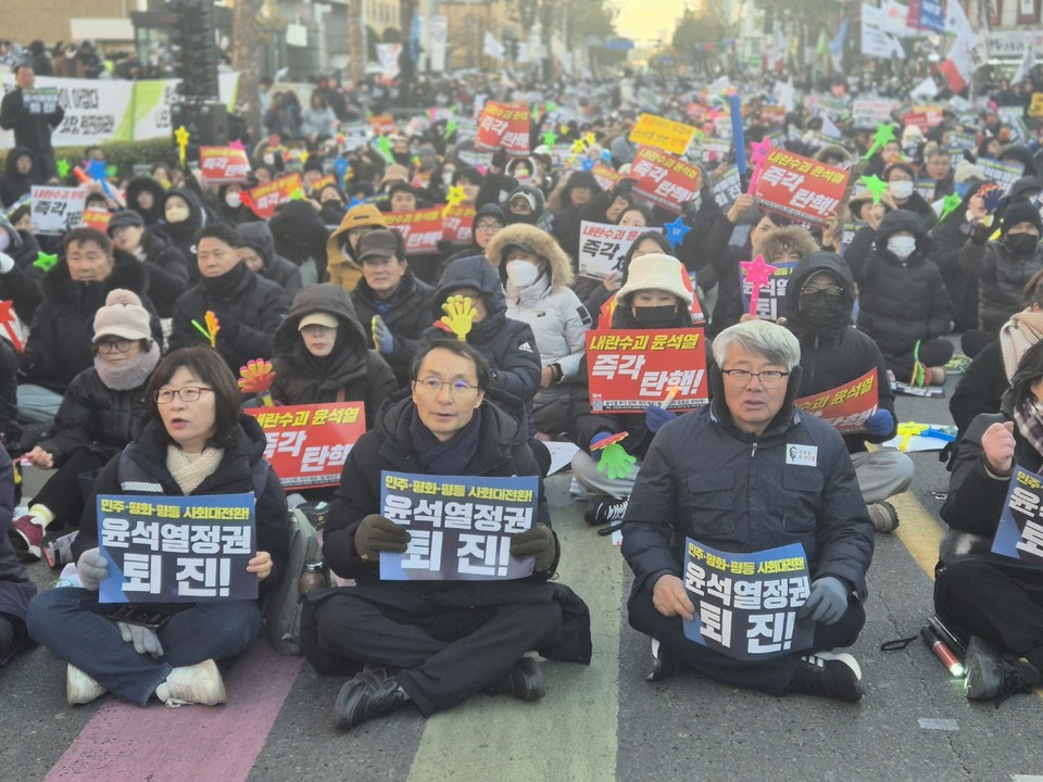 지난 해 12월 14일 충북도청 서문앞에서 열린 '윤석열 퇴진 충북도민 시국대회'에 참가한 이혁규(앞줄 왼쪽에서 두번째) 청주교육대학교 교수 (사진=김남균 기자)