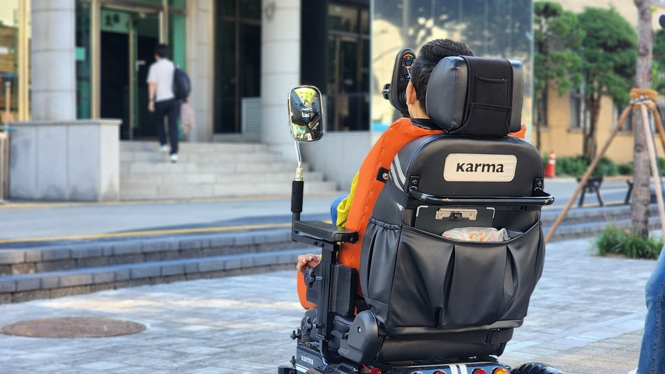 충북 청주시 소재 다사리장애인자립생활센터 이종일 (67) 소장이 충북 도청 쌈지광장 계단을 바라보고 있다.