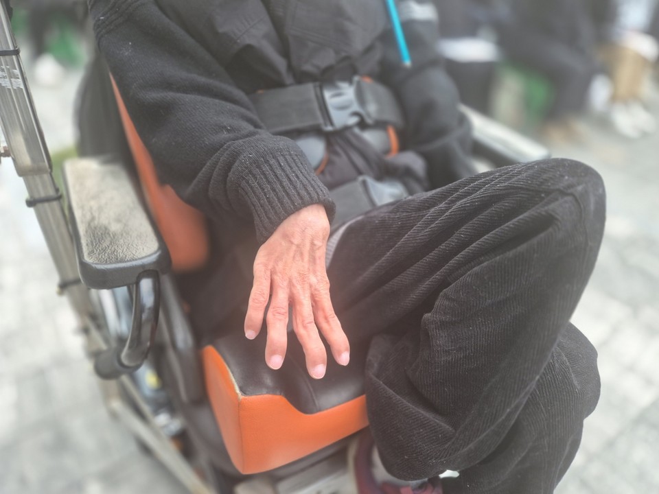 지난 4일 충북도청 서문앞에서 열린 '윤석열 퇴진 충북시국대회'에 참가한 이종일 소장. 추운 날씨에 이종일 소장 손이 붉게 얼어 있다. (사진=김남균 기자)