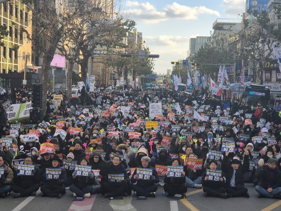 지난 해 12월 14일 충북도청 서문앞에서 열린 윤석열퇴진 충북도민 총궐기대회 모습 (사진=김남균 기자)