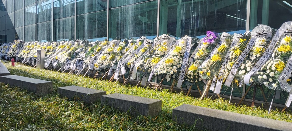 무안국제공항 건물 입구에 근조화환이 설치되어 있다.