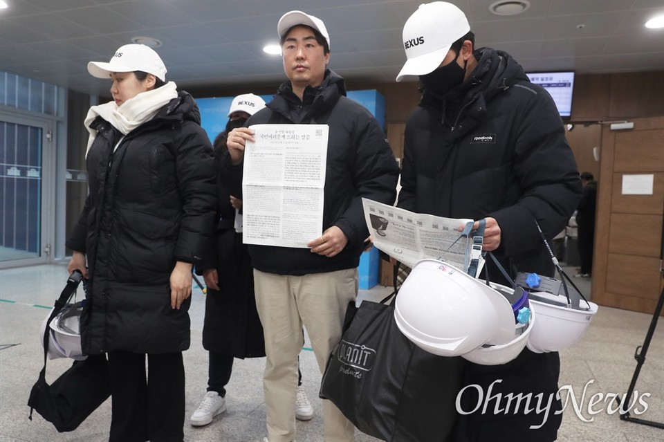 "백골단? '반공청년단'으로 불러달라"최근 윤석열 대통령 체포영장 집행에 반대하는 한남동 관저 앞 집회에 참여해 '백골단'으로 회자된 반공청년단 단원들이 9일 오후 서울 여의도 국회 소통관에서 반공청년단 출범 기자회견을 연 뒤 흰색 안전모를 챙겨 나서고 있다.  (사진=오마이뉴스)