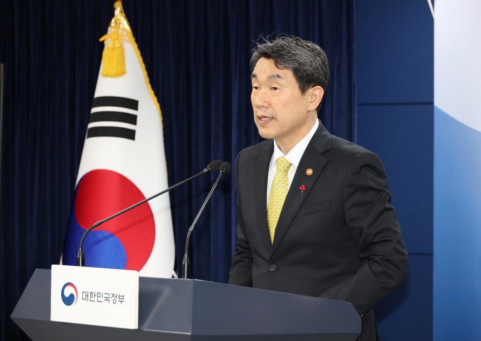 지난해 12월 이주호 교육부장관의 '초중등교육법' 개정 관련 브리핑 모습. (사진=교육부)