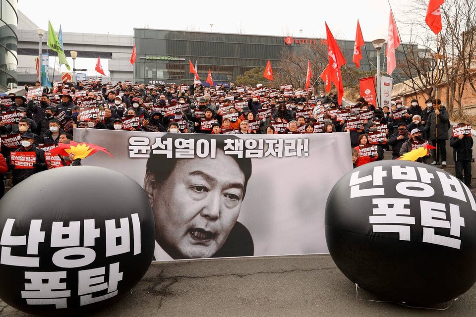 시민사회단체와 진보정당이 윤석열 정부의 전기요금 정책을 규탄하고 있다. 