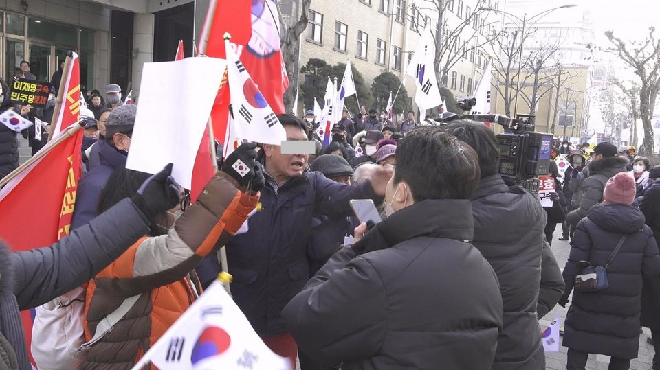 지난 13일 충북자유민주시민연합이 진행한 자유.법치수호 범도민결의대회에서 참가자들이 mbc충북 취재진을 향해 소리치고 있다. (사진=미디어 태희)