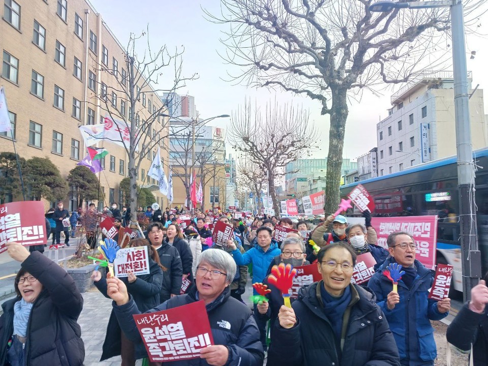 충북도민시국대회 참가자들이 응원봉과 피켓을 흔들고 있다. (사진=충북비상시국회의)