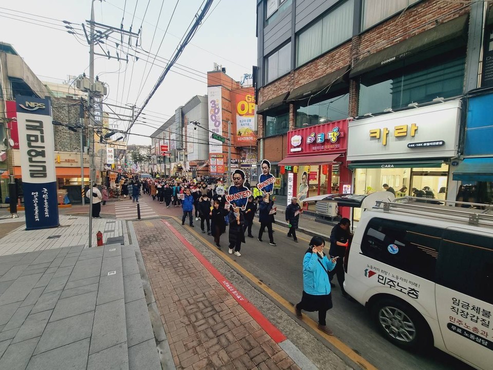 참가자들은 대회를 마친 후 도청에서 성안길 일대를 지나 홈플러스까지 행진했다. (사진=충북비상시국회의)