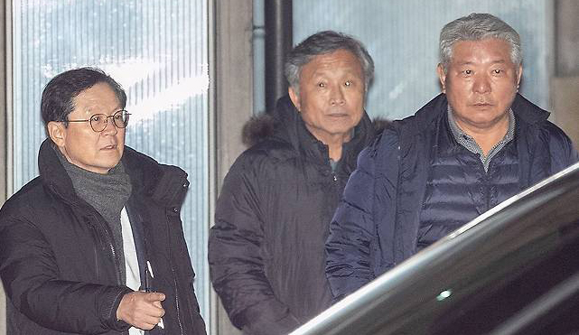 지난 15일 공수처에서 조사를 마치고 나오는 윤석열 변호인단. 사진 왼쪽부터 윤갑근·송해은 변호사·김홍일 전 방송통신위원장. 사진=뉴시스.