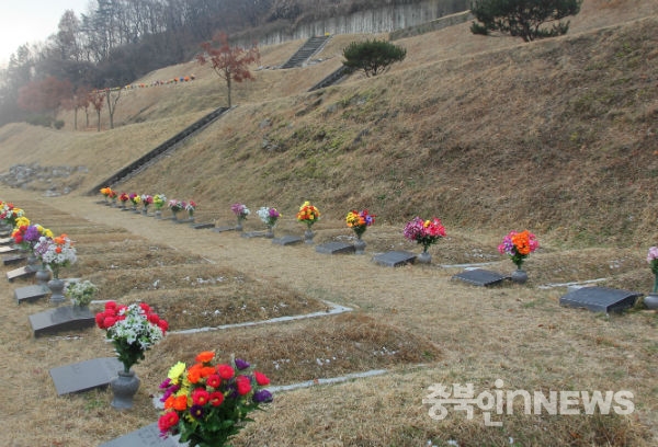 청주시 목련공원 전경. 플라스틱 조화는 실용적이고 관리가 쉬운 장점이 있지만, 합성 섬유와 중금속이 함유된 철심으로 만들어져 분해되지 않는다. 재활용도 거의 불가능하다. (사진 = 충북인뉴스DB)