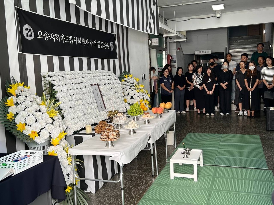 지난해 9월 오송참사 희생자 유가족과 대책위 관계자들은 청주시청 임시청사에 마련된 분향소에서 합동차례를 지냈다.(충북인뉴스DB)