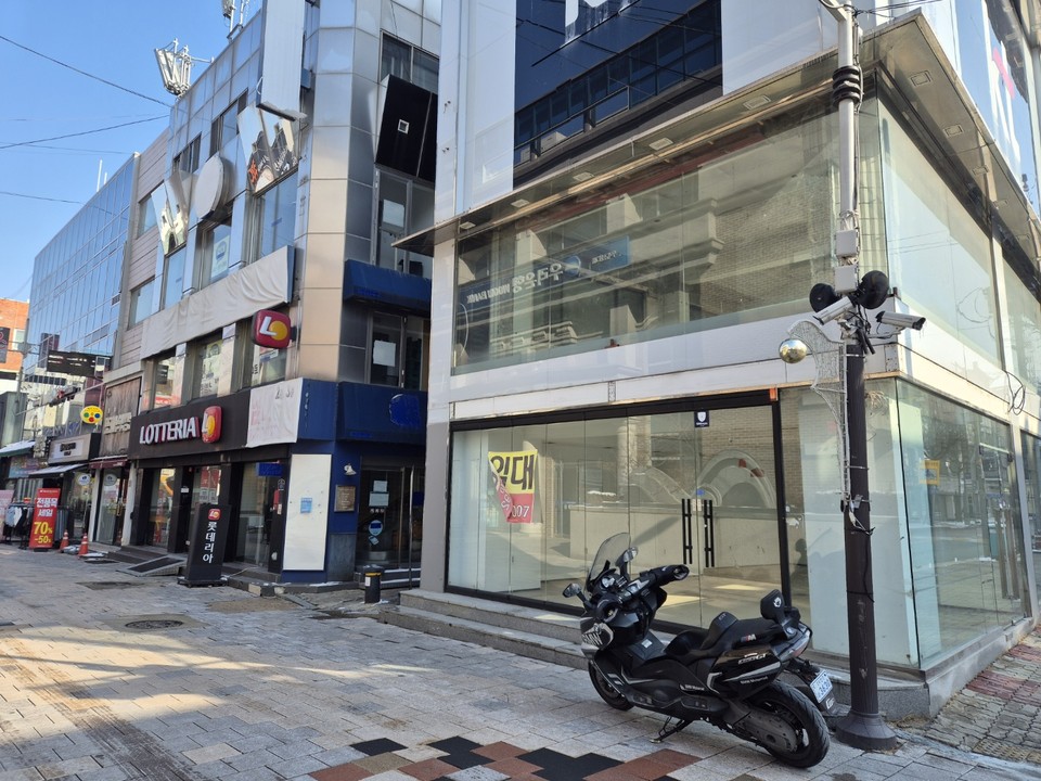 청주성안길 상권은 충북 최고의 상권으로 평가받지만, 현재는 많이 쇠락한 상태다. 대형쇼핑몰에 밀려 이용액이 줄었고 곳곳에 임대상가가 급격히 늘고 있다.