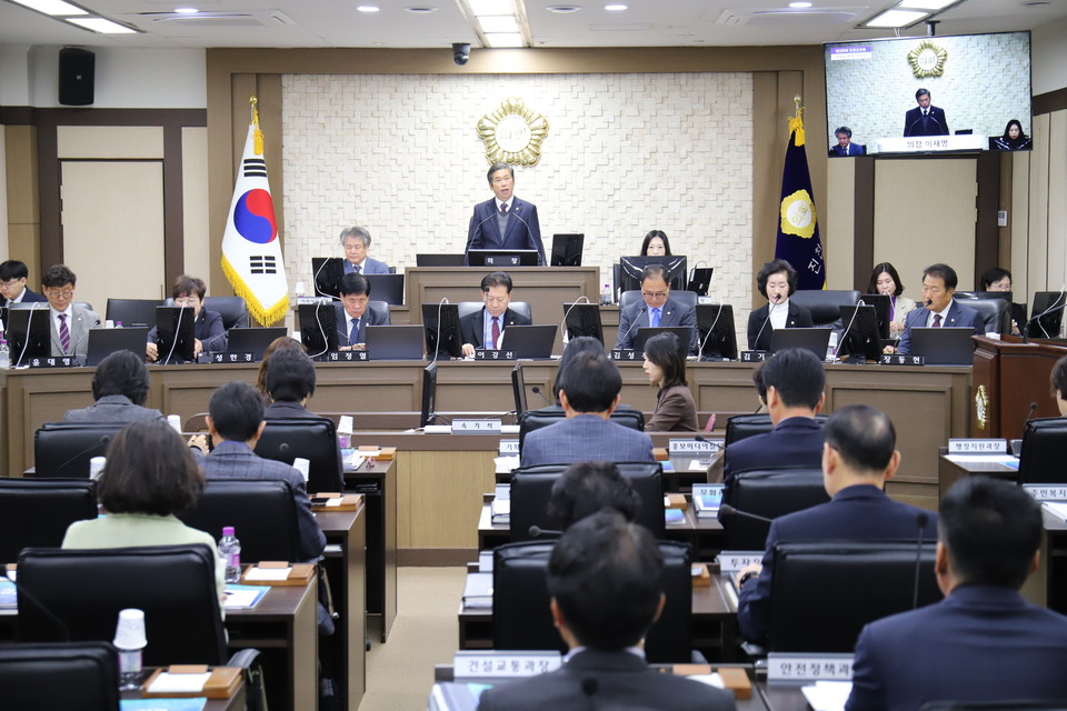 11일 진천군의회는 보도자료를 통해 “의원간담회를 통해 공무국외연수를 취소하고 관련 예산을 군민을 위한 재정 지원에 돌리기로 했다”고 밝혔다.