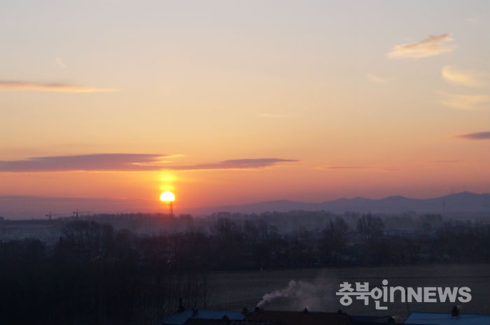 '꿀이 흘러 넘친다'고 해서 붙여진 '봉밀산' 일출 모습. 1909년 이상설 선생은 봉밀산이 자리한 중국 헤이룽장성 미샨시에 한흥동 무장기지촌을 건설했다. (사진=김남균 기자)