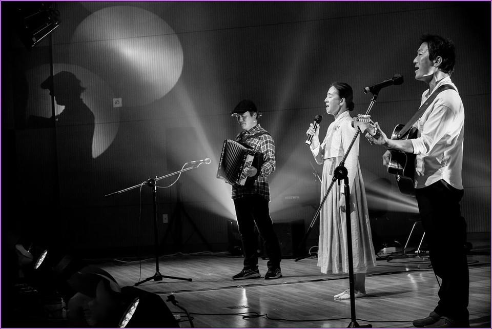 공연을 맡은 산오락회. 음악가 김강곤(왼쪽), 조애란 명창(가운데), 음악가 최상돈씨로 구성됐다. 일제강점기 독립운동가들이 불렀던 노래를 발굴하고 보전하는 활동을 하고 있다.