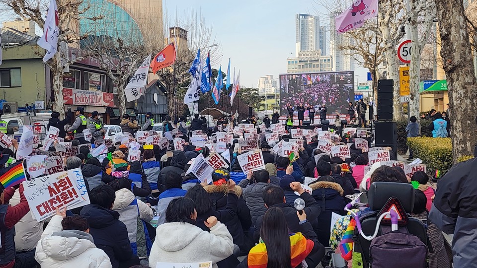 충북도민 2차 총궐기대회 참가자들이 '윤석열 파면'을 외치고 있다. (사진=이종은 기자)