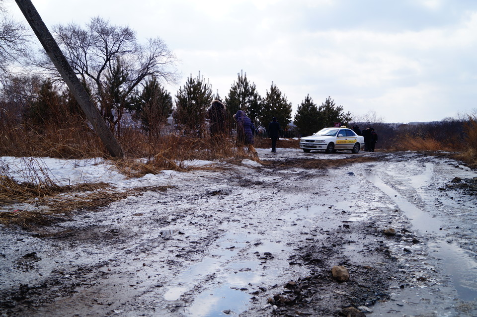 러시아 우수리스크시 수이푼 강가에 세워진 이상설 선생 유허비 가는 길. 비포장 길로 비가오거나 눈이 녹으면 질퍽거려 제대로 다니기도 어렵다.
