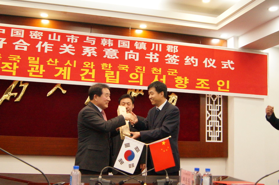 2017년 3월 송기섭 진천군수가 중국 미샨시 인민정부를 방문해, 이상설 선생 유적지에 기념비를 세우기로 하는 내용의 협약을 체결했다. (사진=김남균 기자) 