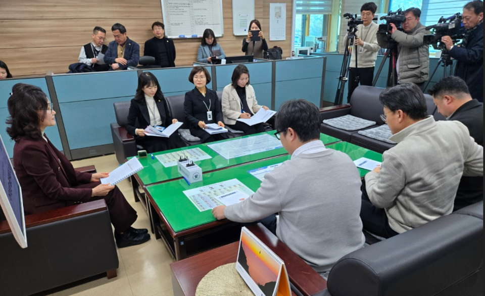 충북교육청 채숙희 유초등교육과장은 20일 기자실에서 간담회를 열고, '아이성장 골든타임 2.0'정책을 설명했다.(충북교육청 제공)