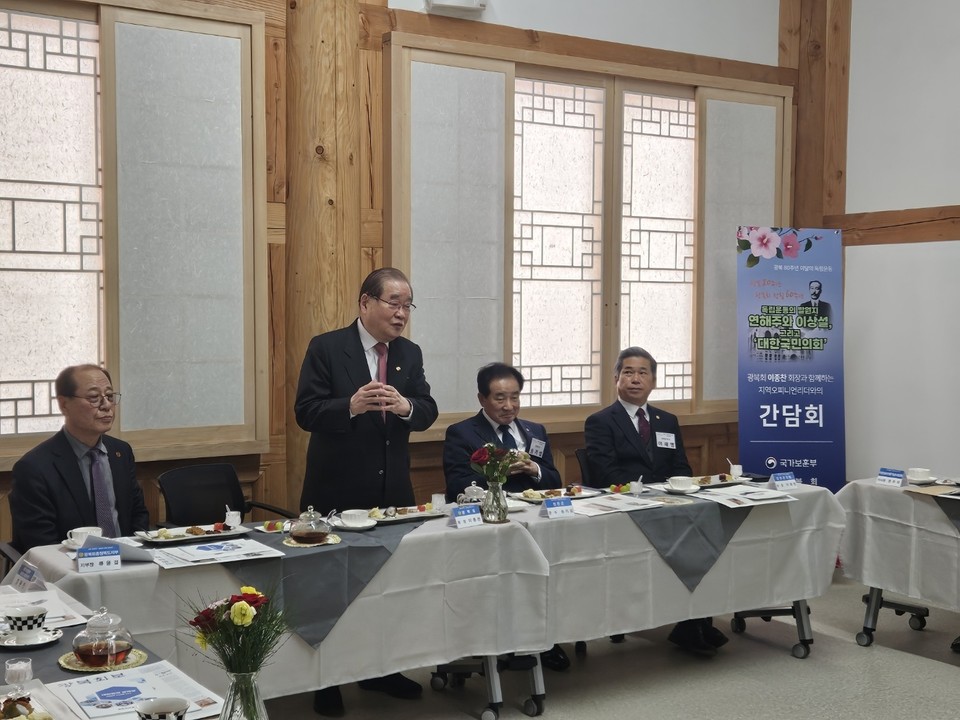 지난 28일 진천군 보재이상설선생기념관에서 열린 학술연구회및 간담회에서 이종찬 광복회장이 인사말을 하고 있다. (사진 = 광복회 충북도지부)