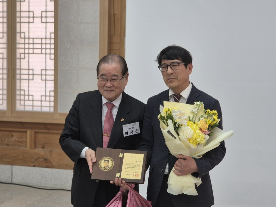지난 28일 이종찬 광복회장은 진천군 소재 보재 이상설 선생 기념관에서 진행된 학술강연회 행사에서 박익규 전 중부매일 기자에게 감사패를 전달했다. (사진=김남균 기자)