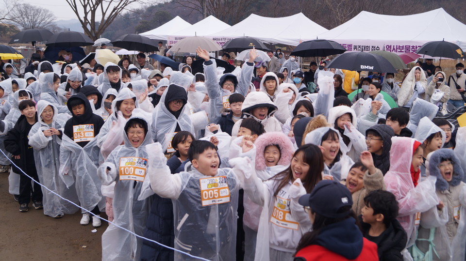 OX퀴즈대회에서 정답을 맞춘 학생들이 환호하고 있다.