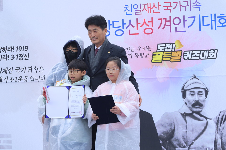 이양섭 충북도의회 의장이 도전 골든벨 퀴즈대회 수상자들에게 시상 후 기념촬영을 하고 있는 모습.