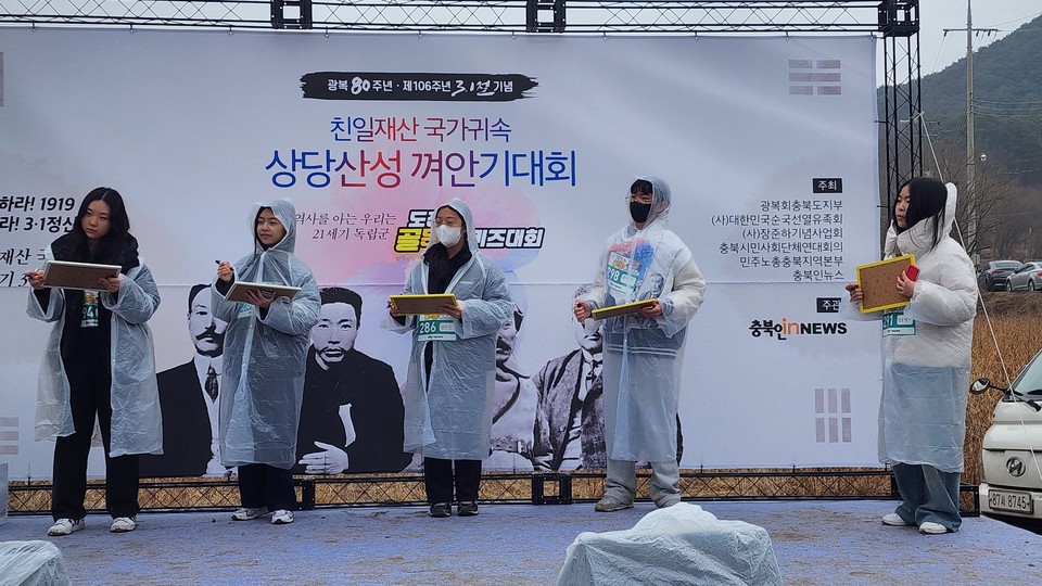 도전 골든벨 퀴즈대회에서 학생들이 문제를 풀고 있는 모습.